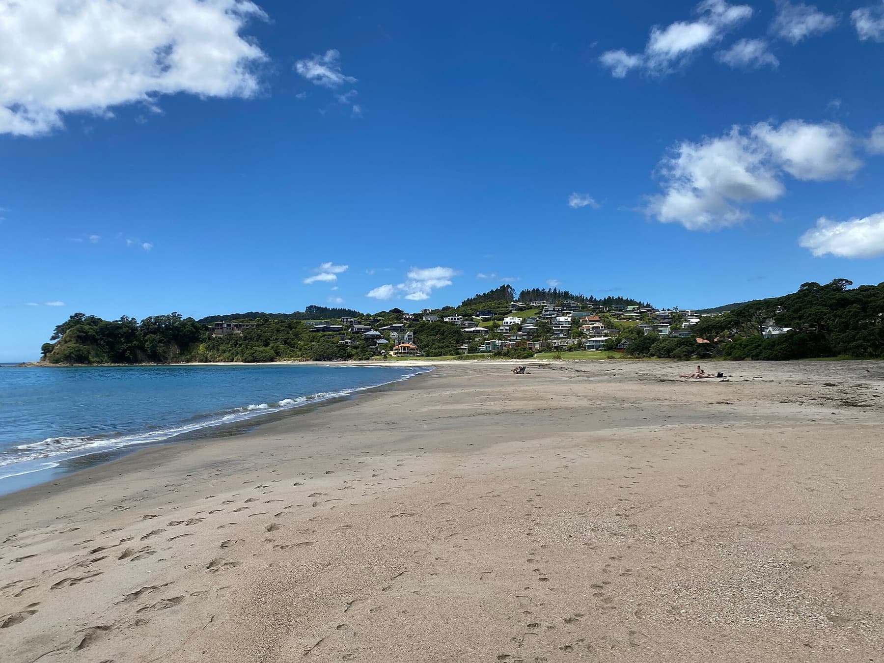 Langs beach and town